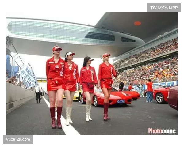 赛车文化催生Racecore穿搭风潮 时尚界加速拥抱F1元素 赛车文化催生Racecore穿搭风潮 时尚界加速拥抱F1元素